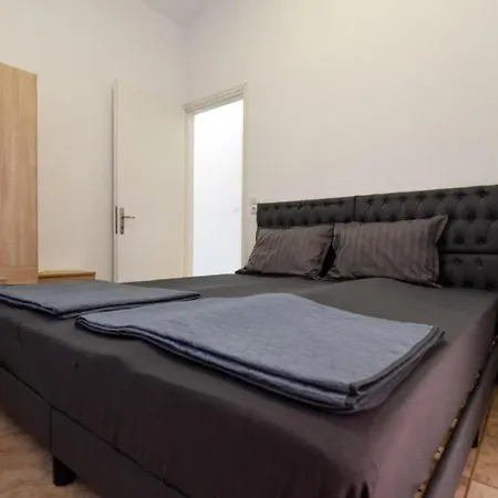 μ * 内亚卡瓦里